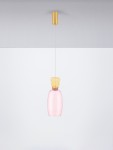 Lampa wisząca Perene z jedną żarówką LED 9W. Szklany klosz w odcieniu różowym, zakończony złotym elementem. Zawieszona na cienkim kablu, w minimalistycznym stylu, z gładką fakturą. Tło białe, podkreślające elegancki design.