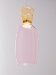 Lampa wisząca Perene z jedną diodą LED 9W, z przezroczystym różowym kloszem i złotym detalem u góry. Produkt zawieszony na cienkim przewodzie, prezentujący nowoczesny design i subtelne połączenie kolorów.