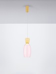Lampa wisząca Perene z jedną żarówką LED 9W, z złotym metalowym uchwytem i różowym, przezroczystym kloszem w kształcie butelki. Zawieszona na cienkim, białym przewodzie. Tło jednolite, jasne.