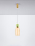 Lampa wisząca Perene z pojedynczym źródłem światła LED 9W. Szklany klosz w odcieniu złotej żółci z zielonym detalem na górze. Zawieszona na cienkim przewodzie, montowana do sufitu. Proste tło w jasnych kolorach.