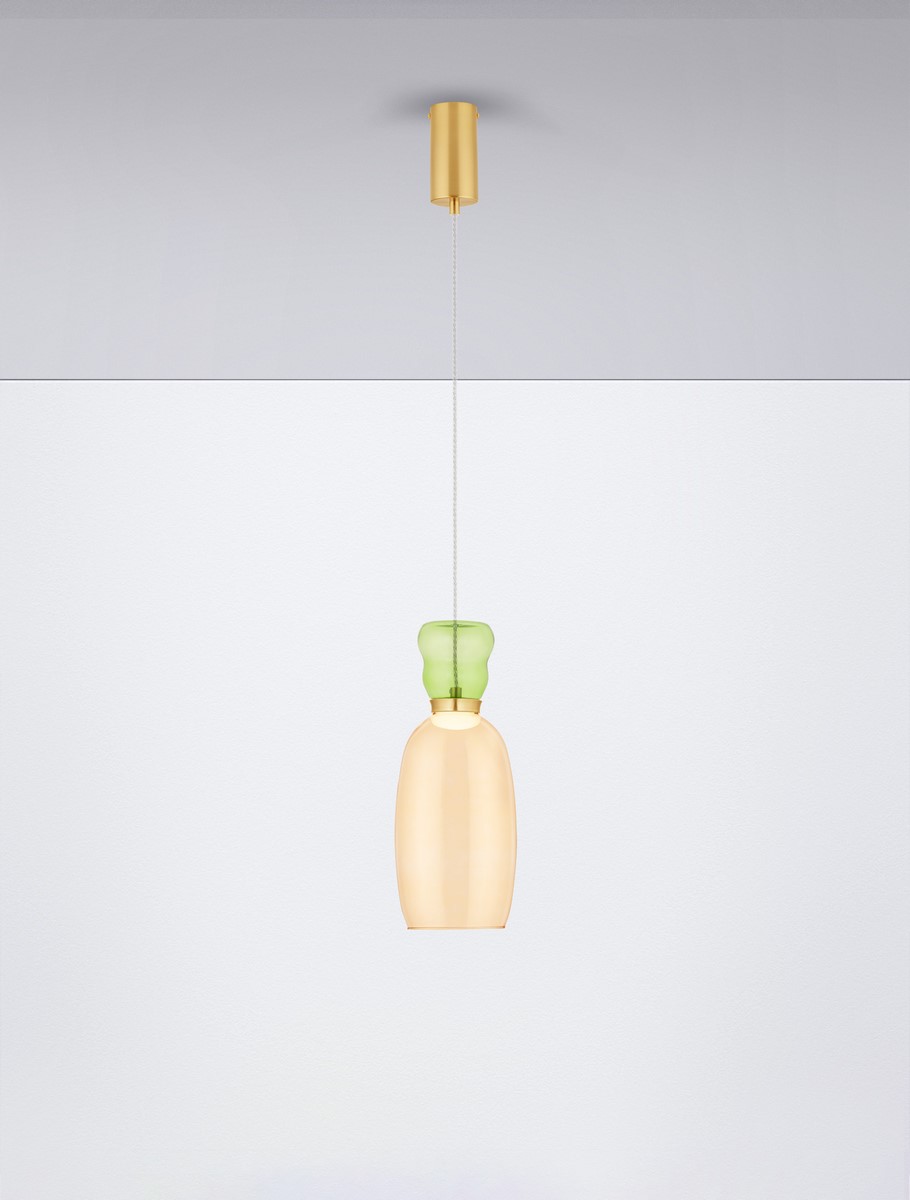 Lampa wisząca Perene 1xLED 9W w złotym kolorze z przezroczystym kloszem w kształcie butelki, z zielonym elementem na górze. Powieszona na cienkim, białym kabelku, umieszczona w minimalistycznym, jasnym otoczeniu.
