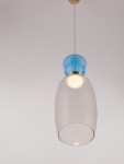 Złota lampa wisząca Perene z przydymionym kloszem, z niebieskim detalem u góry. Klosz ma kształt elipsy, zawieszony na lince. Oświetlenie LED 9W, z widocznym źródłem światła w centralnej części klosza. Tło jasne, proste.