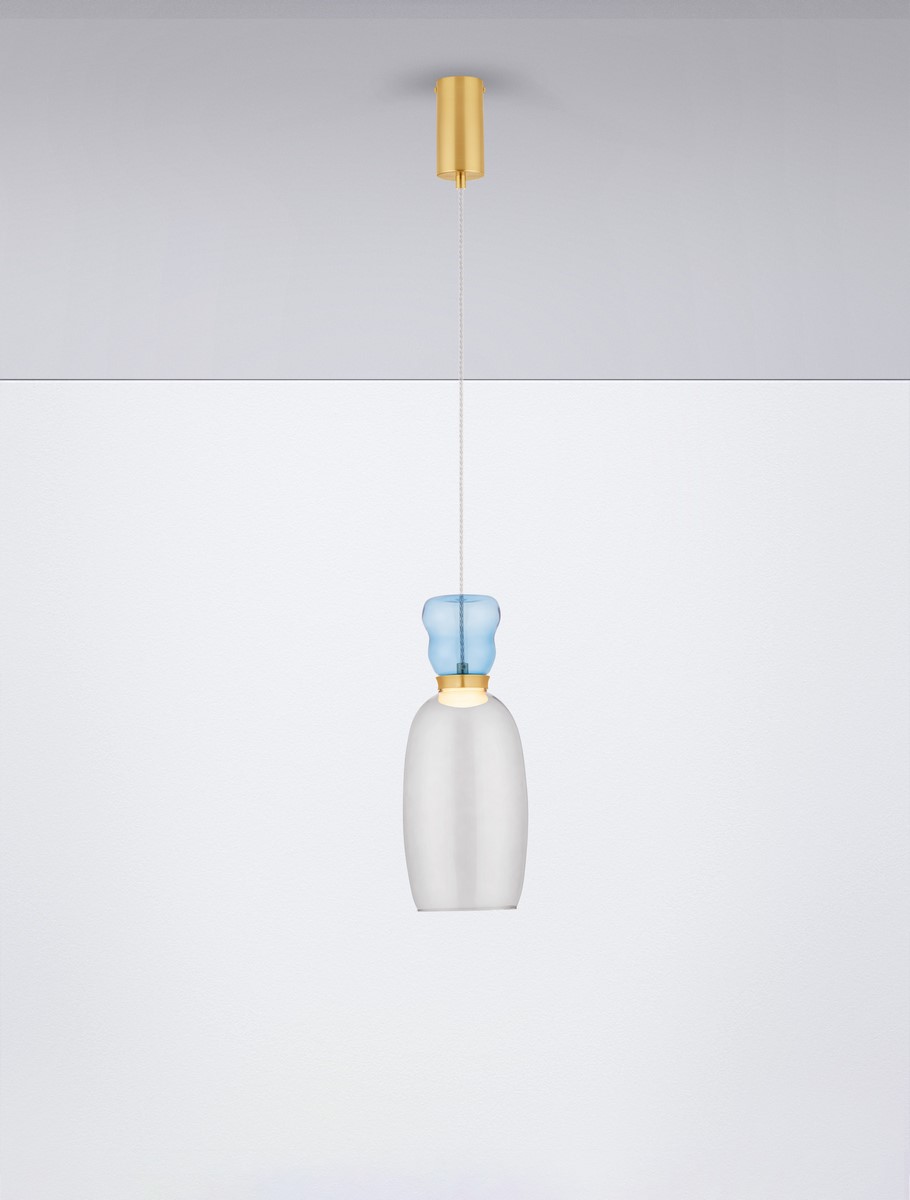 Lampa wisząca Perene z przydymionym kloszem w odcieniu szaro-białym, z niebieską dekoracją na górze i złotym mocowaniem. Zawieszona na cienkim przewodzie, umieszczona na jasnym tle. Wyposażona w żarówkę LED 9W.