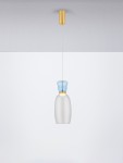 Lampa wisząca Perene z przydymionym kloszem w odcieniu szaro-białym, z niebieską dekoracją na górze i złotym mocowaniem. Zawieszona na cienkim przewodzie, umieszczona na jasnym tle. Wyposażona w żarówkę LED 9W.