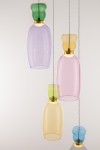 Lampa wisząca Perene z czterema kloszami LED o mocy 32W. Klosze w kolorach zielonym, różowym, żółtym i niebieskim, wykonane z przezroczystego szkła, zawieszone na srebrnych przewodach. Złote detale przy podstawie każdego klosza.