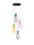 Lampa wisząca Perene z czterema kloszami LED w kolorach: różowym, fioletowym, zielonym i pomarańczowym. Klosze mają kształt butelek z przezroczystego szkła, zawieszone na cienkich linkach, przymocowane do okrągłej czarnej podstawy.