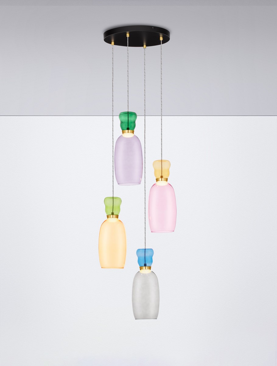 Lampa wisząca Perene z czterema kloszami w różnych pastelowych kolorach: różowym, żółtym, fioletowym i zielonym, zawieszona na cienkich linkach z metalowym, okrągłym mocowaniem w kolorze czarnym.