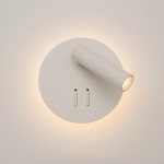 Biały kinkiet LED Ios 176 z dwoma punktami świetlnymi, zamontowany na okrągłej podstawie. Lampa ma prostą, cylindryczną formę z regulowanym ramieniem. Dwa przełączniki widoczne na podstawie. Delikatne podświetlenie tła.