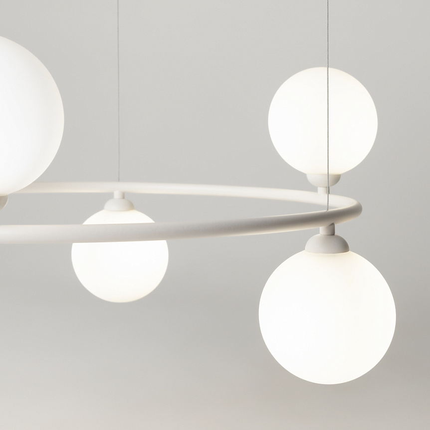 Lampa wisząca Ring MOD013PL-06W, biała, 6-punktowa. Okrągła konstrukcja z białymi, matowymi kloszami w kształcie kul. Wisząca, z delikatnym zawieszeniem, idealna do nowoczesnych wnętrz. Tło jednolite, szare.