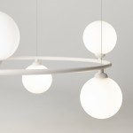 Lampa wisząca Ring MOD013PL-06W, biała, 6-punktowa. Okrągła konstrukcja z białymi, matowymi kloszami w kształcie kul. Wisząca, z delikatnym zawieszeniem, idealna do nowoczesnych wnętrz. Tło jednolite, szare.