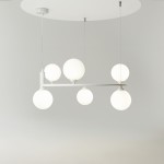 Lampa wisząca Ring 6-punktowa w kolorze białym, z sześcioma okrągłymi kloszami z mlecznego szkła zawieszonymi na białym stelażu. Produkt zamontowany na okrągłym suficie. Klosze w różnych wysokościach tworzą nowoczesną aranżację.