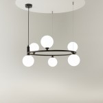 Lampa wisząca Ring MOD013PL-06B w kolorze czarnym z sześcioma białymi kulistymi kloszami. Produkt zawieszony na cienkich linkach z sufitu, z okrągłą konstrukcją, prezentujący minimalistyczny design. Tło w jasnym kolorze.