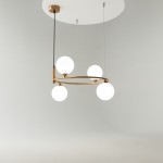 Lampa wisząca Ring 4-punktowa w kolorze mosiądzu z czterema białymi kulistymi kloszami. Produkt zawieszony na cienkich linkach, w neutralnym tle, z okrągłą podstawą sufitową.