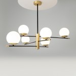 Lampa wisząca Nostalgia 6-punktowa w kolorze złotym, z sześcioma białymi, okrągłymi kloszami. Konstrukcja z metalowych prętów w kolorze czarnym, z centralnym elementem w złotym wykończeniu. Ujęcie frontalne, zawieszona pod sufitem na okrągłej podstawie.