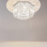 Lampa sufitowa Dune 6-punktowa w chromowanej oprawie, z kryształowymi elementami, umieszczona na okrągłej podstawie. Widok z dołu, na jasnym tle, podkreślający elegancki design i błyszczące detale.