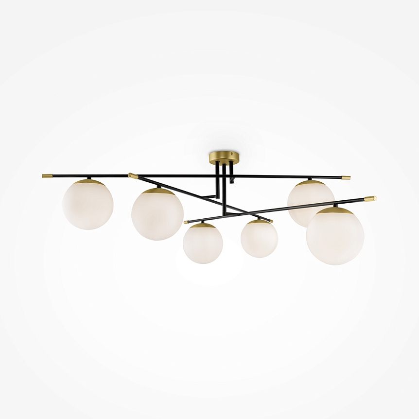 Lampa sufitowa Nostalgia 6-punktowa w kolorze złotym, z sześcioma białymi kulami ze szkła, zamontowana na czarnym stelażu. Kule umieszczone na asymetrycznych ramionach, pod kątem, co nadaje nowoczesny charakter. Tło białe.