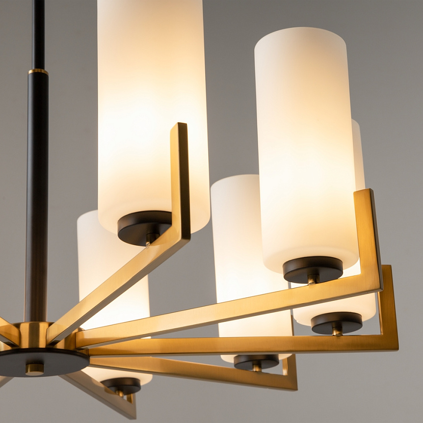 Lampa wisząca Fortano MOD089PL-10BS z dziesięcioma punktami świetlnymi, złocona metalowa konstrukcja z prostymi ramionami, półprzezroczyste, cylindryczne klosze w mlecznym kolorze, widok z dołu.