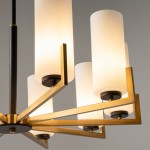 Lampa wisząca Fortano MOD089PL-10BS z dziesięcioma punktami świetlnymi, złocona metalowa konstrukcja z prostymi ramionami, półprzezroczyste, cylindryczne klosze w mlecznym kolorze, widok z dołu.