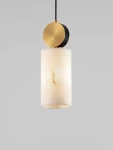 Lampa wisząca Saipina z oprawą w kolorze złotym i czarnym, z białym kloszem z marmuru. Klosz cylindryczny, zawieszony na cienkim kablu. Wymiary klosza sugerują elegancki design, idealny do nowoczesnych wnętrz.