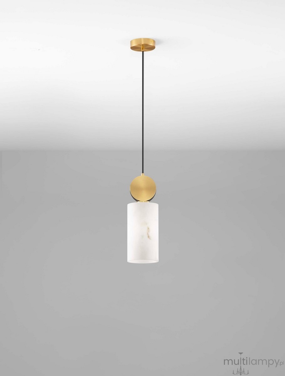 Lampa wisząca Saipina z jedną oprawą E27, z metalowym złotym wykończeniem oraz cylindrycznym kloszem z białego marmuru. Zawieszona na cienkim, czarnym przewodzie, w centralnej pozycji, na jednolitym szarym tle.
