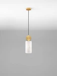 Lampa wisząca Saipina z jedną oprawą E27, z metalowym złotym wykończeniem oraz cylindrycznym kloszem z białego marmuru. Zawieszona na cienkim, czarnym przewodzie, w centralnej pozycji, na jednolitym szarym tle.