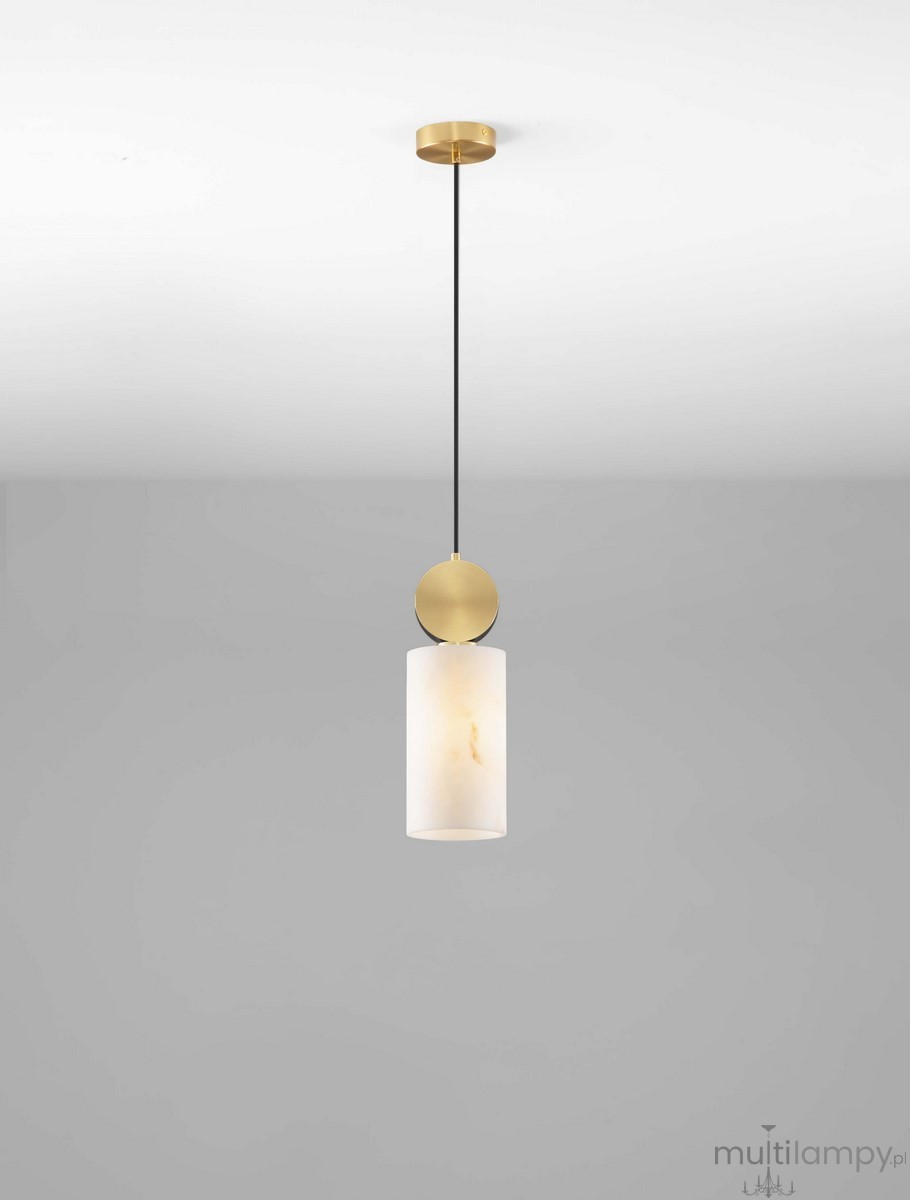 Lampa wisząca Saipina 1xE27 w kolorze złotym z marmurowym kloszem, zawieszona na cienkim przewodzie. Klosz ma cylindryczny kształt i subtelne żyłki, a u góry znajduje się okrągła złota podsufitka. Tło w odcieniu szarości.