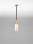 Lampa wisząca Saipina 1xE27 w kolorze złotym z marmurowym kloszem, zawieszona na cienkim przewodzie. Klosz ma cylindryczny kształt i subtelne żyłki, a u góry znajduje się okrągła złota podsufitka. Tło w odcieniu szarości.