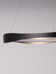 Lampa wisząca Satipo w kolorze czarnym z elementami złotymi, o smukłej, falistej formie. Posiada jedno źródło światła LED 40W CCT. Ujęcie z boku, zawieszona na cienkich linkach, na jednolitym tle.