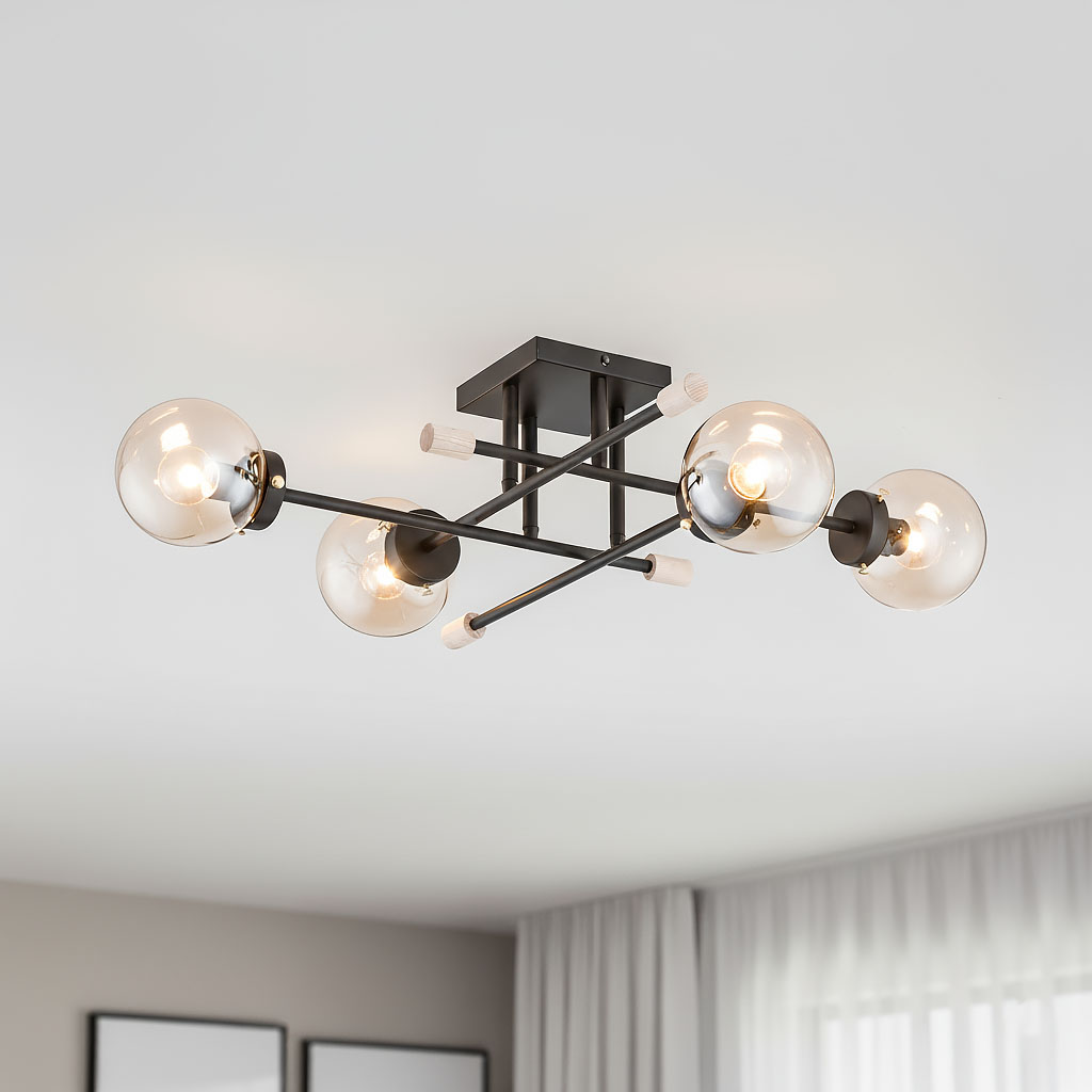 Czarna lampa sufitowa 4-punktowa z metalowym stelażem, posiadająca cztery szklane klosze w kształcie kul. Ułożona w kształt krzyża, z drewnianymi akcentami, montowana do sufitu. W tle widoczna jasna ściana i zasłony.