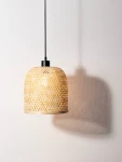 Lampa wisząca Talitas z kloszem w formie plecionki w kolorze naturalnym, zawieszona na czarnym przewodzie. Kształt okrągły, z metalową obręczą u dołu. Oświetlenie E27. Tło jasne, minimalistyczne.