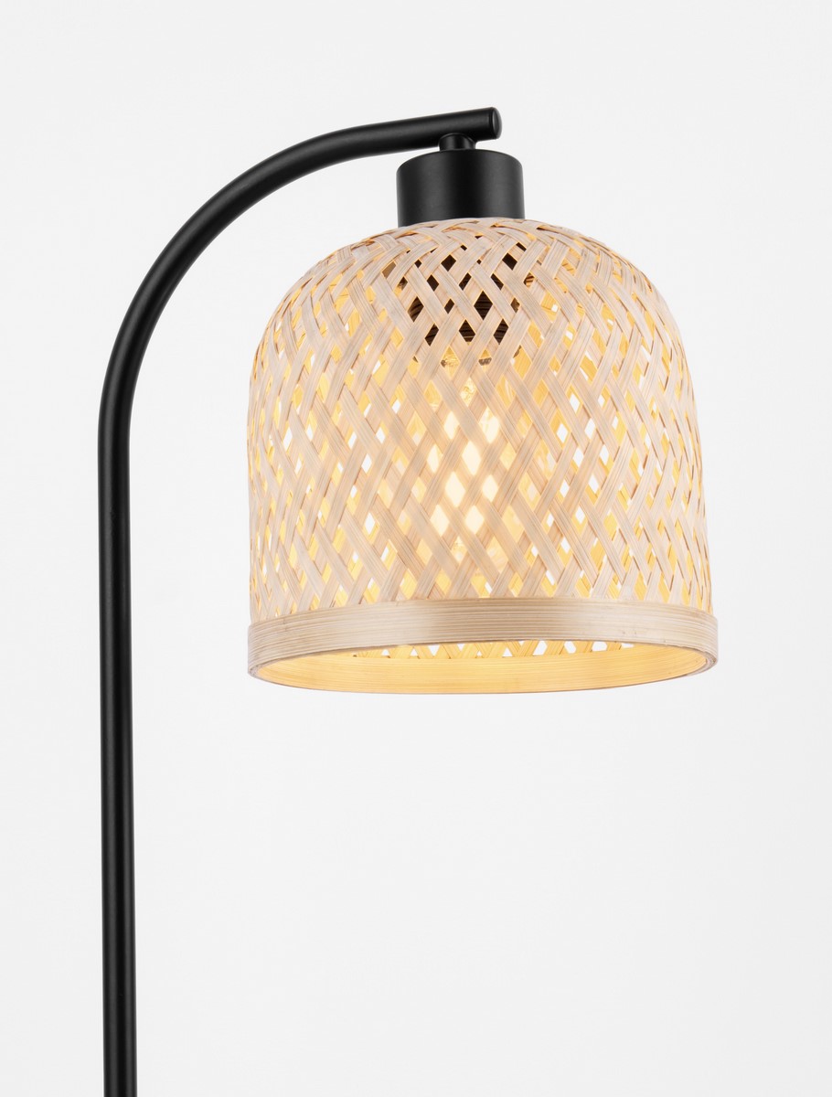 Czarna lampa stołowa Talitas z abażurem z plecionki w kolorze jasnego drewna. Abażur ma okrągły kształt, a jego struktura tworzy efektowne wzory. Lampa jest zamontowana na cienkim, giętym ramieniu, co nadaje jej nowoczesny wygląd.
