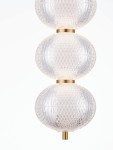 Lampa wisząca Tipuani z 1 żarówką LED 30W, złota. Składa się z trzech przezroczystych, diamentowo wzorzystych kul, połączonych złotym elementem. Ujęcie frontalne, na białym tle, ukazujące detal konstrukcji i teksturę materiału.