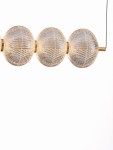 Lampa wisząca Tipuani 1xLED 34W w kolorze złotym, z trzema okrągłymi kloszami z przezroczystego szkła o teksturowanej powierzchni. Ujęcie frontalne, lampa zawieszona na cienkim przewodzie, na jasnym tle.