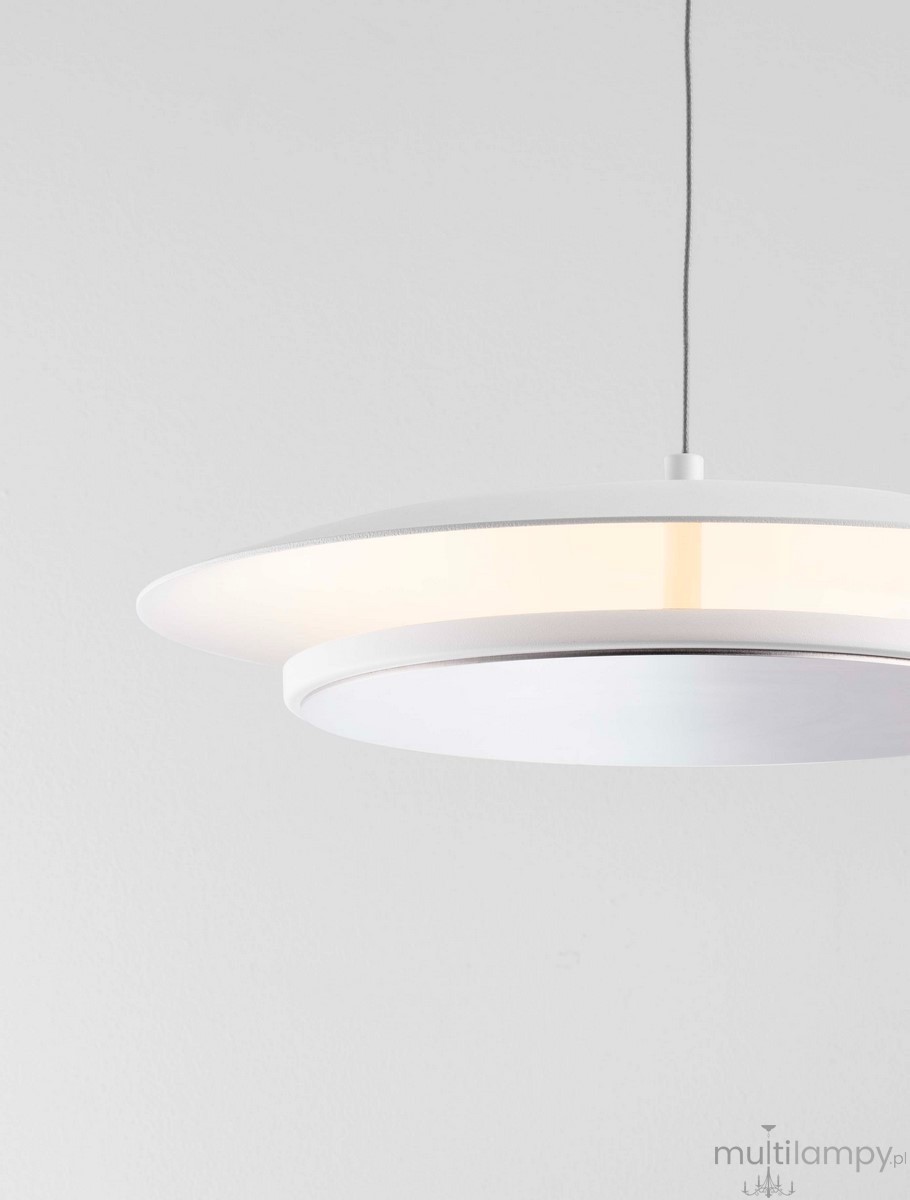 Lampa wisząca Vitichi w kolorze białym z jedną diodą LED 21W, o okrągłym kształcie z płaskim kloszem. Zawieszona na cienkim przewodzie, z widocznym detalem oprawy. Tło jasne i neutralne.