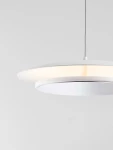 Lampa wisząca Vitichi w kolorze białym z jedną diodą LED 21W, o okrągłym kształcie z płaskim kloszem. Zawieszona na cienkim przewodzie, z widocznym detalem oprawy. Tło jasne i neutralne.