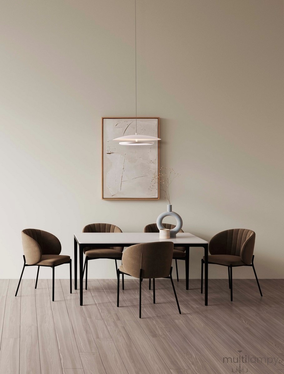 Lampa wisząca Vitichi 1xLED 21W w kolorze białym, zawieszona nad prostokątnym stołem, w otoczeniu czterech brązowych krzeseł. Minimalistyczny design, idealna do nowoczesnych wnętrz. Tło w neutralnym odcieniu.