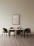 Lampa wisząca Vitichi 1xLED 21W w kolorze białym, zawieszona nad prostokątnym stołem, w otoczeniu czterech brązowych krzeseł. Minimalistyczny design, idealna do nowoczesnych wnętrz. Tło w neutralnym odcieniu.