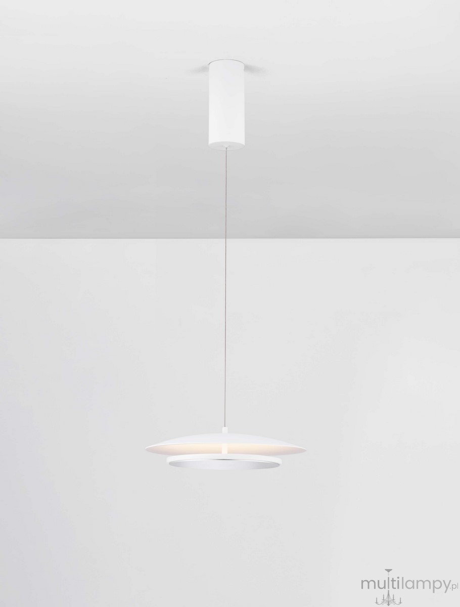 Biała lampa wisząca Vitichi z jedną diodą LED 21W, o nowoczesnym, okrągłym kształcie. Ujęcie z dołu, lampa zawieszona na cienkim przewodzie, z minimalistycznym, cylindrycznym mocowaniem. Tło jednolite, jasne.