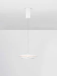 Biała lampa wisząca Vitichi z jedną diodą LED 21W, o nowoczesnym, okrągłym kształcie. Ujęcie z dołu, lampa zawieszona na cienkim przewodzie, z minimalistycznym, cylindrycznym mocowaniem. Tło jednolite, jasne.