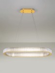 Lampa wisząca Yotau 1xLED 70W w złotej oprawie, o podłużnym kształcie. Szklany klosz z teksturą, emitujący jasne światło, zawieszony na cienkich przewodach. Montaż sufitowy na okrągłej podstawie. Tło jasne, minimalistyczne.