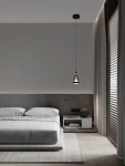 Lampa wisząca Rorizno 1xLED 8W w czarnym kolorze z przydymionym szarym kloszem, zawieszona nad łóżkiem w nowoczesnej sypialni. Klosz ma elegancki kształt, a lampa jest zamontowana na cienkim przewodzie w minimalistycznym wnętrzu.