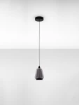 Lampa wisząca Rorizno z czarnym mocowaniem i przydymionym szarym kloszem, o kształcie przypominającym stożek. Zawieszona na cienkim przewodzie, idealna do nowoczesnych wnętrz. Wbudowane źródło światła LED 8W.