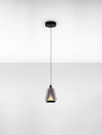 Lampa wisząca Rorizno z przydymionym szarym kloszem, czarnym wykończeniem i jednym źródłem światła LED 8W. Zawieszona na cienkim przewodzie, w minimalistycznym stylu, idealna do nowoczesnych wnętrz.