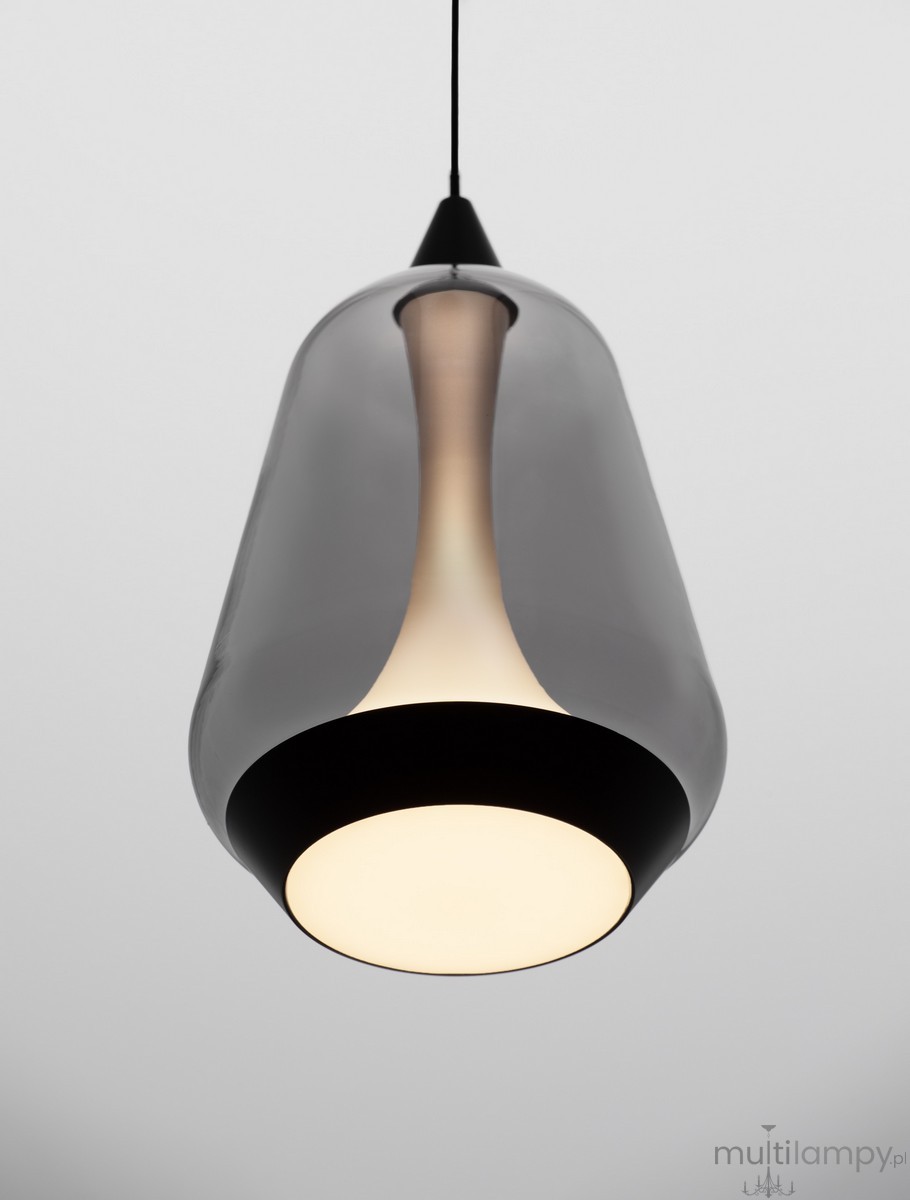 Lampa wisząca Rorizno z przydymionym szarym kloszem i czarnym wykończeniem. Kształt stożkowaty, zintegrowane źródło światła LED 8W. Ujęcie z dołu, zawieszona na cienkim przewodzie, na jednolitym tle.