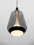Lampa wisząca Rorizno z przydymionym szarym kloszem i czarnym wykończeniem. Kształt stożkowaty, zintegrowane źródło światła LED 8W. Ujęcie z dołu, zawieszona na cienkim przewodzie, na jednolitym tle.
