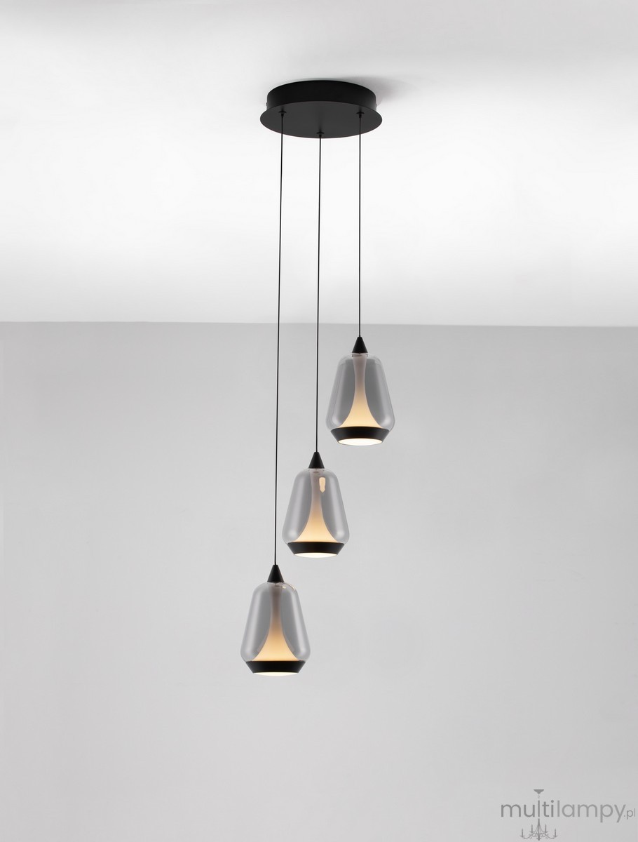 Lampa wisząca Rorizno z trzema kloszami w kolorze przydymionego szarego, zawieszona na czarnych linkach. Klosze mają kształt lekko zwężający się ku dołowi, z widocznymi diodami LED wewnątrz, zamocowana na okrągłej, czarnej podstawie sufitowej.