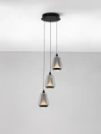 Lampa wisząca Rorizno z trzema kloszami w kolorze przydymionego szarego, zawieszona na czarnych linkach. Klosze mają kształt lekko zwężający się ku dołowi, z widocznymi diodami LED wewnątrz, zamocowana na okrągłej, czarnej podstawie sufitowej.