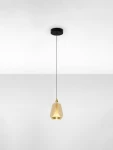 Lampa wisząca Rorizno 1xLED 8W w kolorze czarnym z szampańskim kloszem, o geometrycznym kształcie, zawieszona na cienkim przewodzie. Montowana do sufitu, z eleganckim wykończeniem u góry. Tło proste, białe.