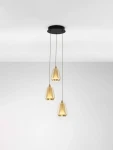 Lampa wisząca Rorizno z trzema kloszami LED 24W w kolorze czarnym i szampańskim. Klosze mają geometryczny kształt, zawieszone na cienkich linkach. Ujęcie z góry, na jednolitym tle.