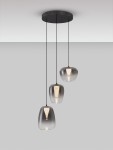 Lampa wisząca Jarevia z trzema kloszami w kolorze przydymionego szarego szkła, zawieszona na czarnych linkach. Źródła światła LED 10W. Klosze mają opływowy kształt, a lampa jest zamontowana na okrągłej, czarnej podstawie. Tło jasnoszare.